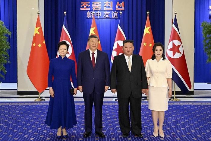 当地时间6月8日晚,中共中央总书记、国家主席习近平和夫人彭丽媛在平壤木兰馆出席朝鲜劳动党总书记、国务委员长金正恩举行的欢迎宴会。这是习近平和彭丽媛同金正恩和夫人李雪主亲切合影。