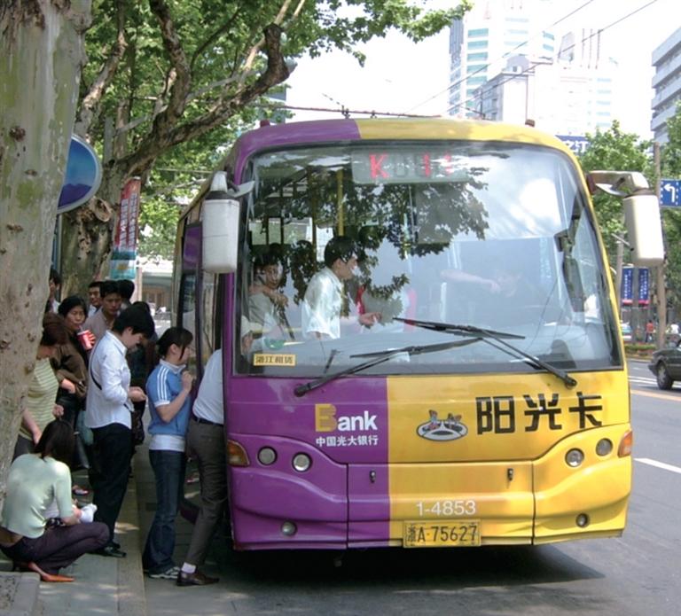 昔日的11路是杭州公交骨干线路之一,尽管每隔2~3分钟就发一班车,车内仍然经常挤满乘客。