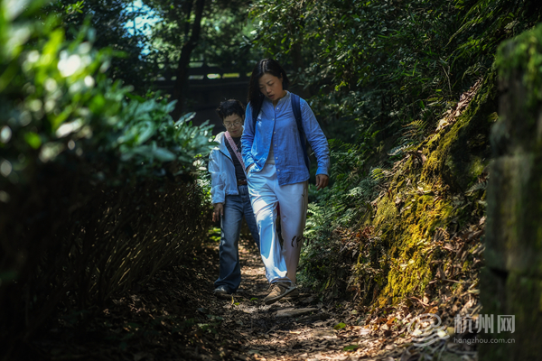 郭为民对吉庆山及里鸡笼山一带早已熟门熟路,每当下雨天路过此处,踩着脚下泥泞的道路,她萌生了修路的想法 配图5