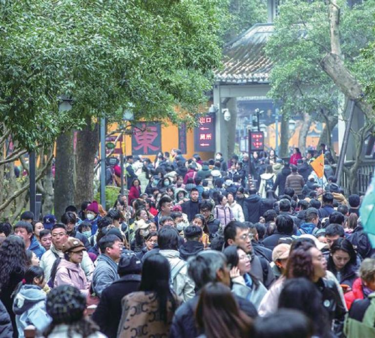 游客在灵隐飞来峰景区参观游览(资料图片) 记者 陈中秋 摄