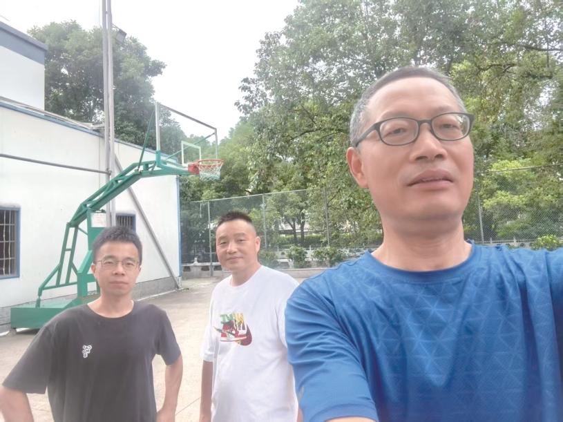 出院后的衷敬湖重回球场,与球友们合照,“小眼镜”(左)、“小王子”(中)、王伟龙(右)。记者 邱婵姝 摄