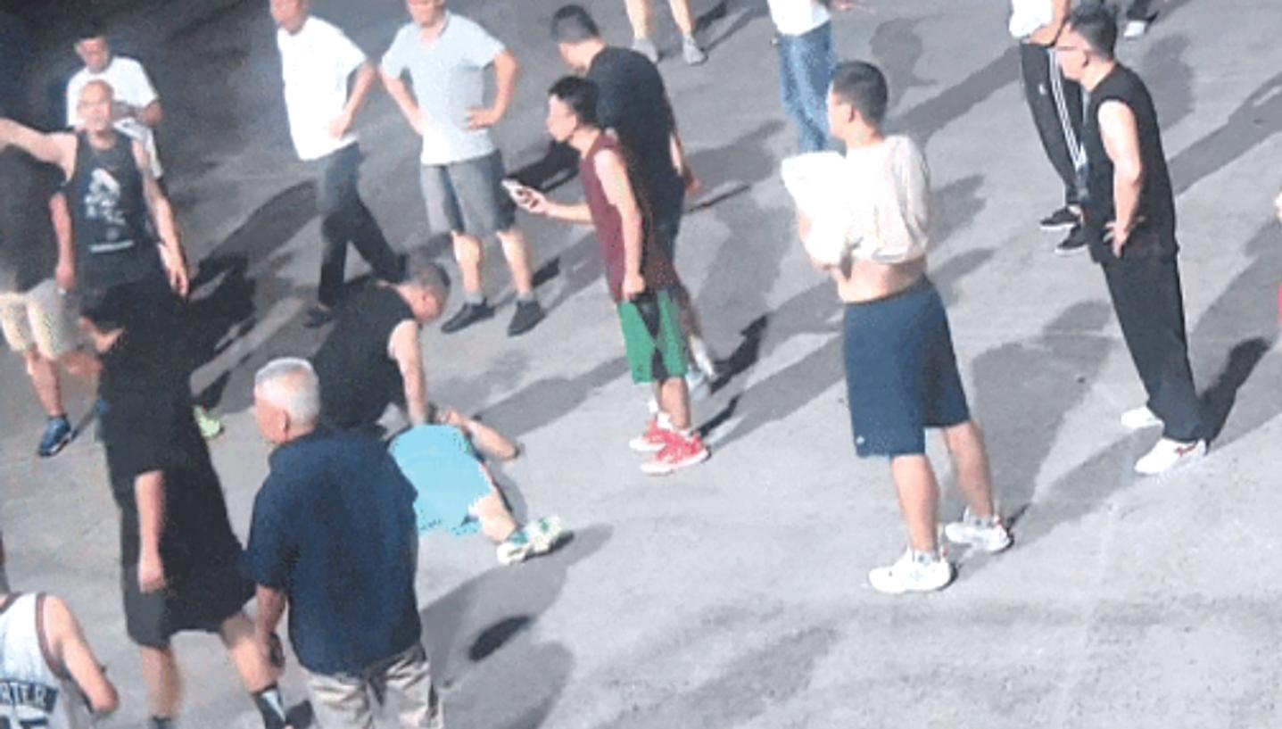 球友给衷敬湖做心肺复苏 受访者供图