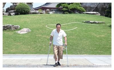 金先生接受闭环脊髓神经接口植入手术后,恢复自主行走。 浙大二院供图