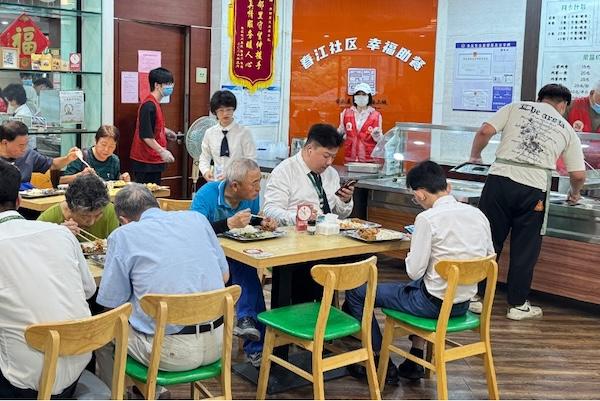 Residents eat lunch at a community meal site in Chunjiang community, Shangcheng district of Hangzhou, east China's Zhejiang Province, June 12, 2026. (People's Daily Online/Wu Chaolan) 1-1-1-4.jpg