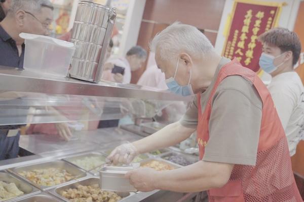 Zhu Shujian helps serve meals to elderly residents at a meal service site in Chunjiang Community, Shangcheng district of Hangzhou, east China's Zhejiang Province, June 12, 2026. (People's Daily Online/ Zhang Rong) 1-1-1-2.jpg