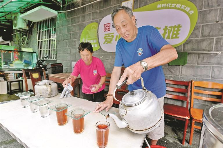 上城区闸弄口街道濮家社区里,已经摆了24个夏天的爱心凉茶摊。