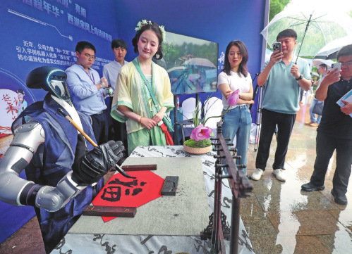 An intelligent robot demonstrates Chinese calligraphy skills at a park in Hangzhou, Zhejiang province, in East China. DONG XUMING/FOR CHINA DAILY
