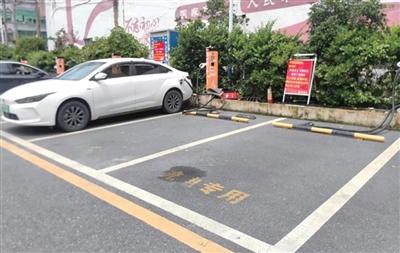 油车车位已停满,充电车位还有空位。