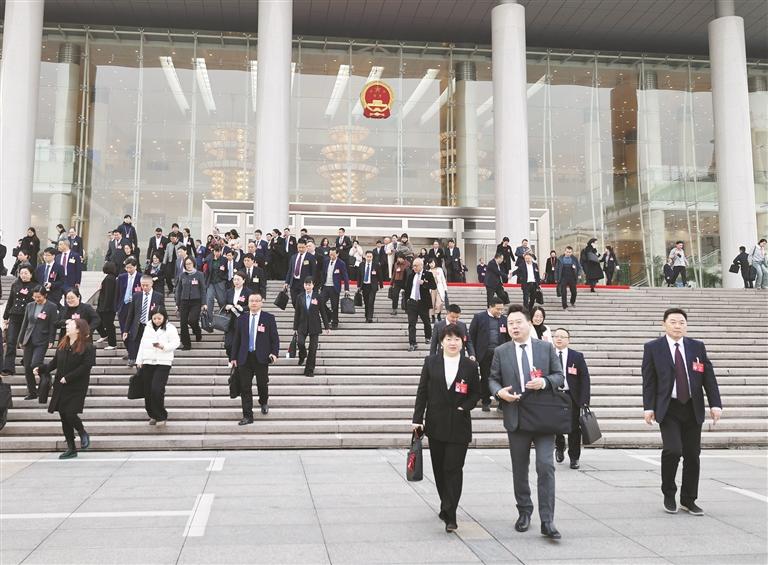 人大代表审议并票决民生实事项目,是人代会上的重要议程之一。记者 法鑫 摄