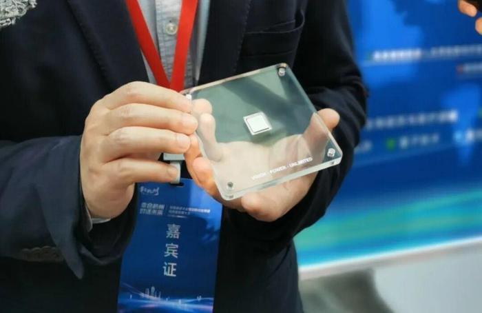 肇观智能创始人展示了一枚指甲盖大小的芯片