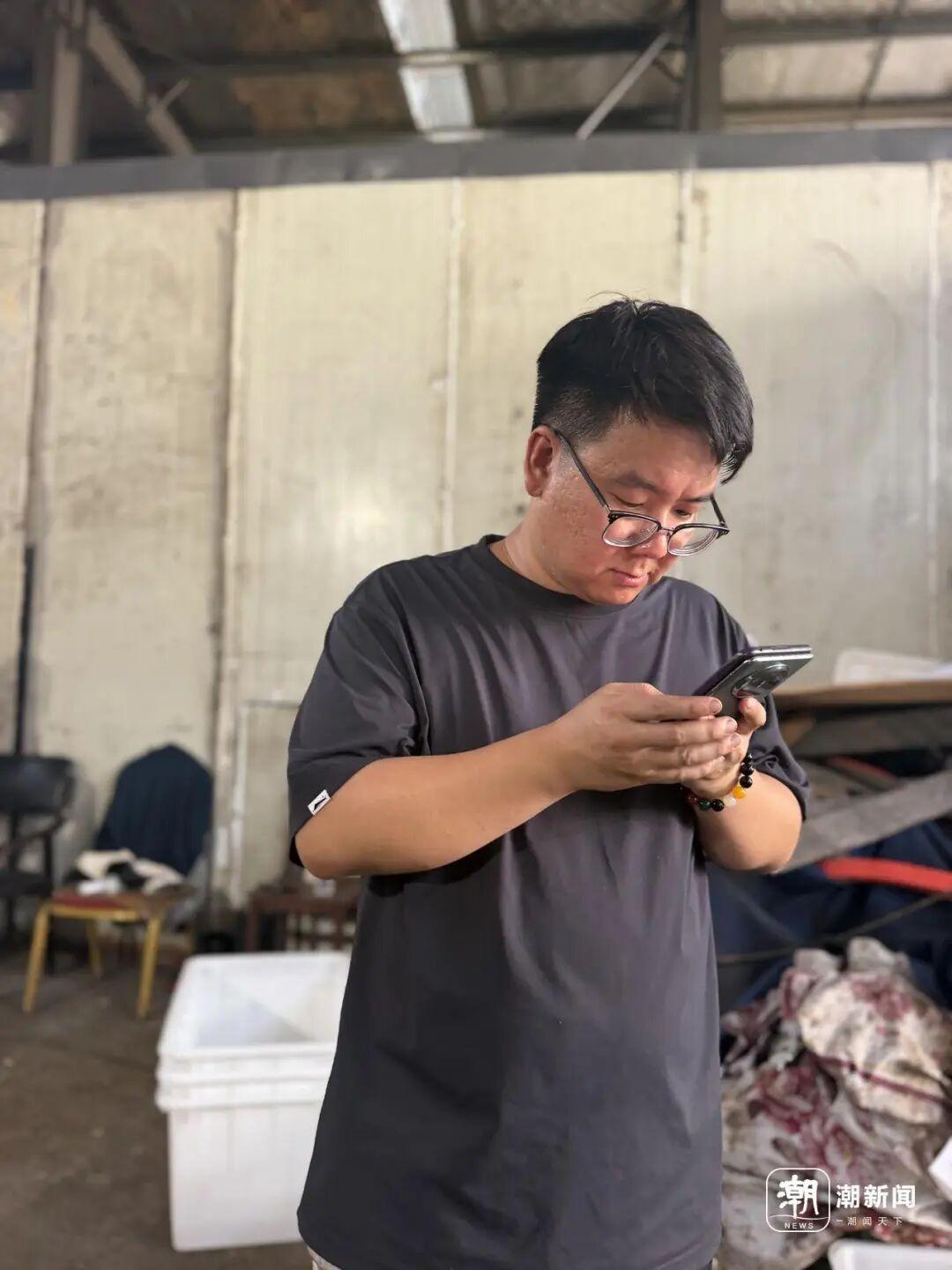 忙碌的孙超。章然 摄