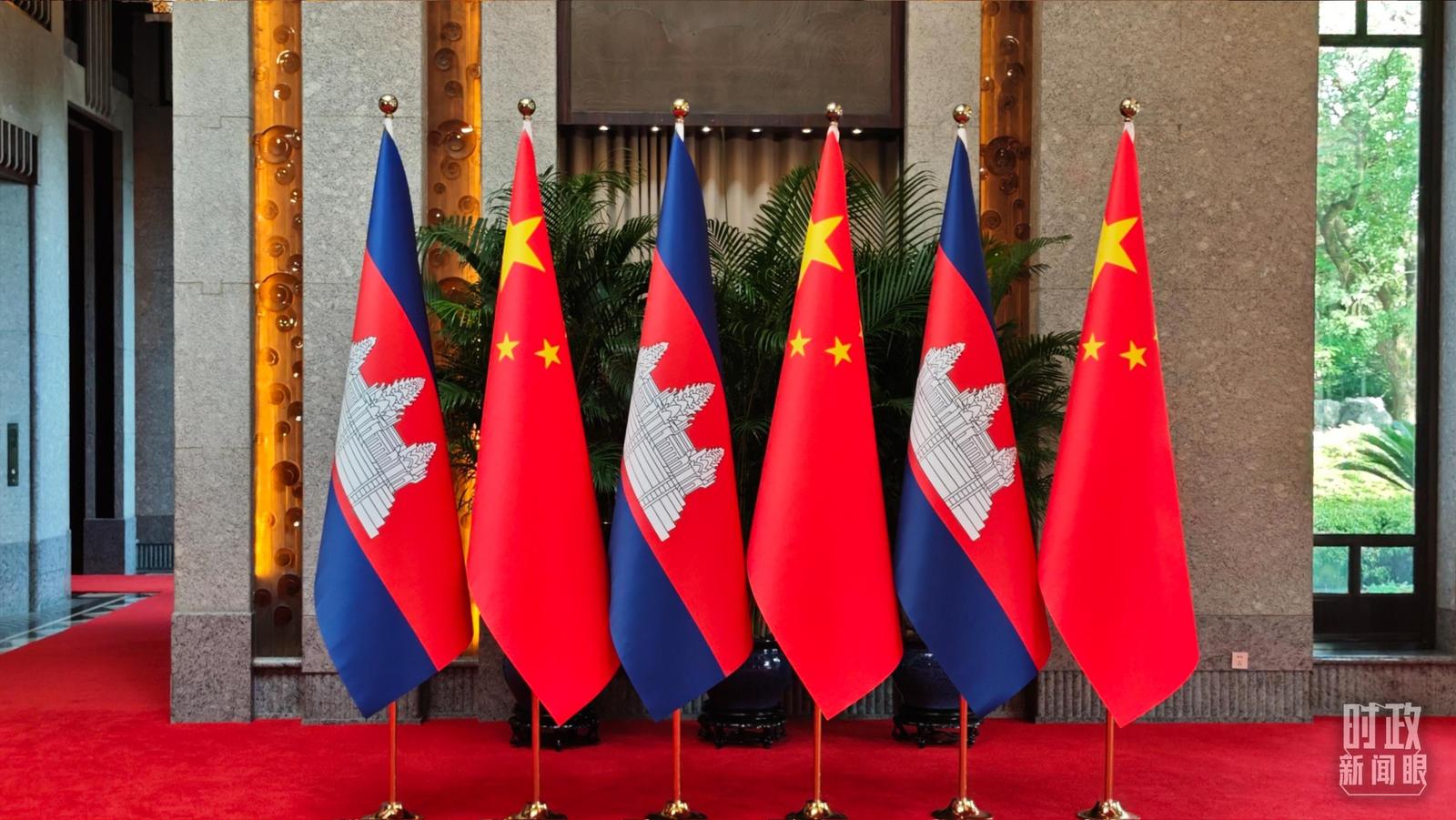 △会见厅外的中柬两国国旗。(总台央视记者郭鸿拍摄)