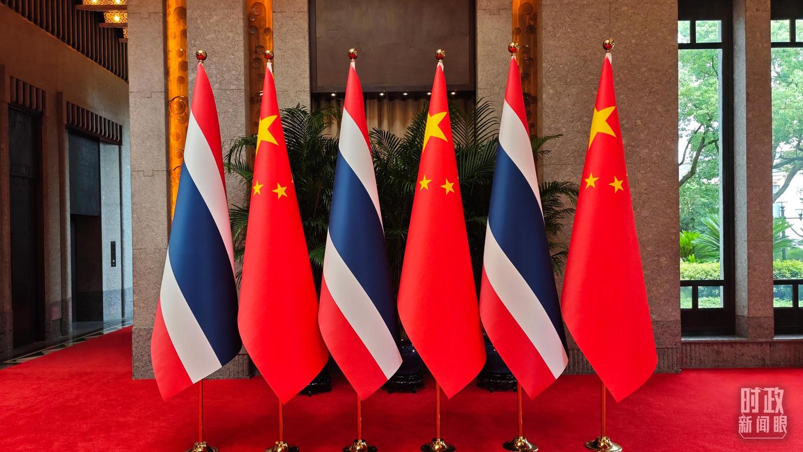 △会见厅外的中泰两国国旗。(总台央视记者曹亚星拍摄)