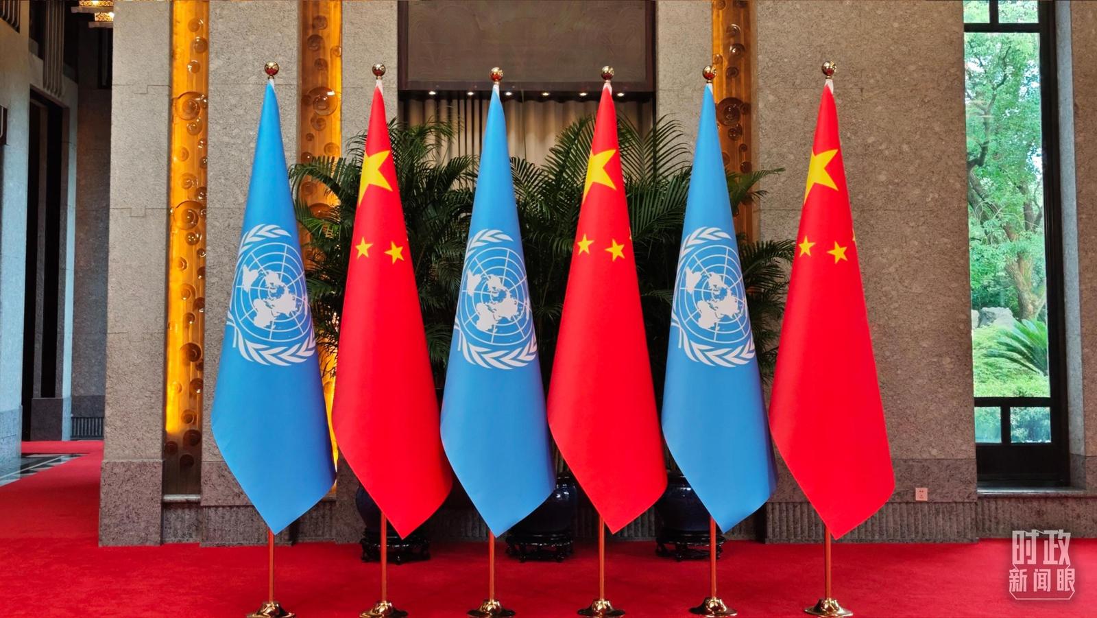 △会见厅外的中国国旗和联合国旗帜。(总台央视记者张垚拍摄)