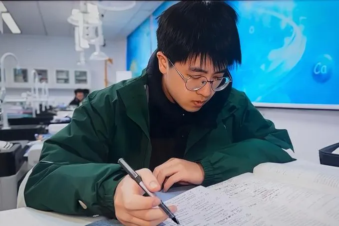 陈郑睿哲在化学实验室里学习