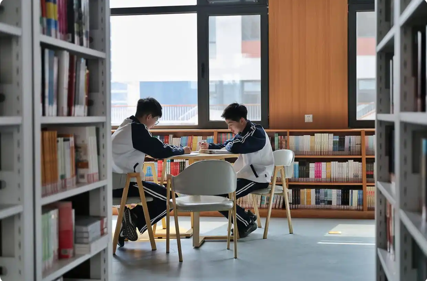 北京四中雄安校区阅读空间。 北京四中雄安校区阅读空间。