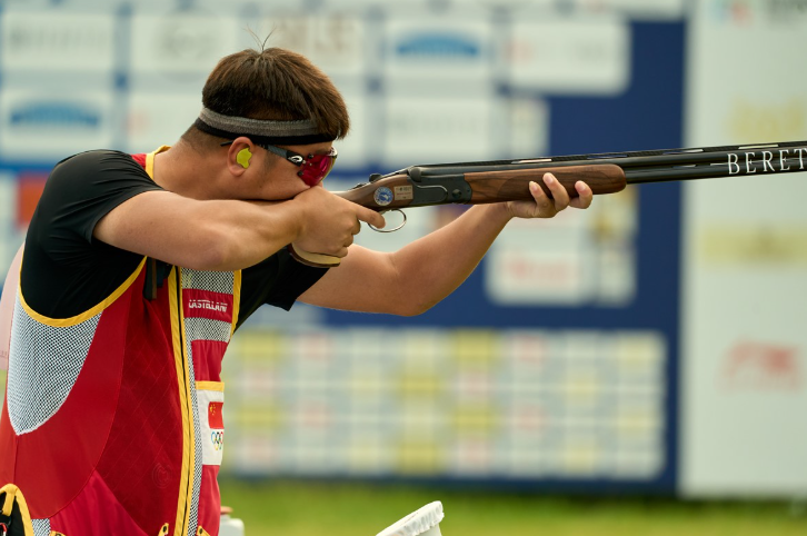 China's Qi Ying takes a shot in the men's trap final at the ISSF World Cup in Hangzhou, east China's Zhejiang Province, July 27, 2026. /ISSF