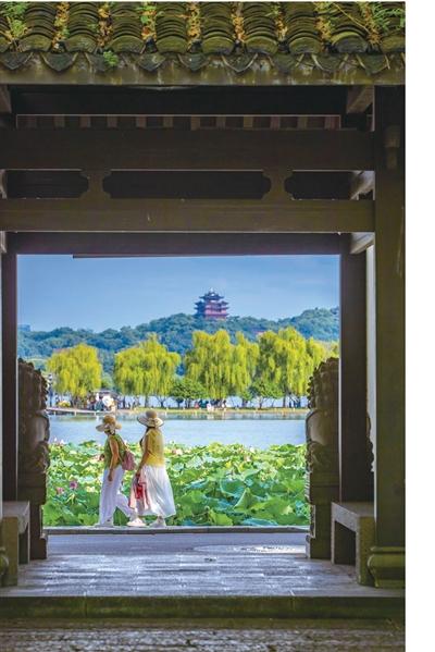 昨天下午,从葛岭路玛瑙寺门前的巷子里眺望,盛夏西湖,美景如画。记者 陈中秋 摄
