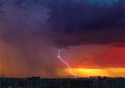 昨天傍晚,杭城上空同时出现晚霞、闪电、局部降雨。