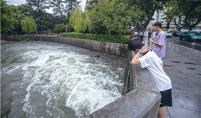 昨天下午,西湖圣塘闸持续开闸泄洪。 记者 陈中秋 摄