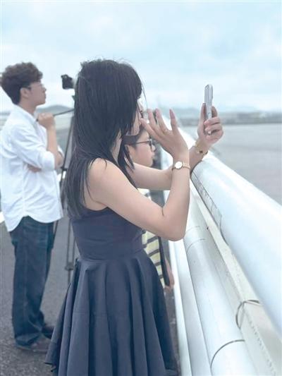 围观开渔的大多是摄影师和主播