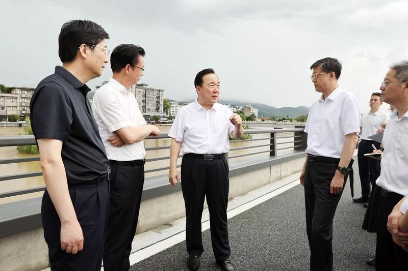 8月14日下午,省委书记王浩检查指导东苕溪流域防汛工作。潮新闻记者 魏志阳 摄