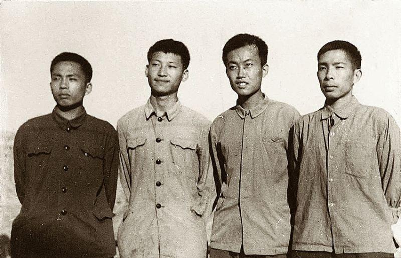 1973年，习近平和其他三位北京知青（图片来自《习近平的七年知青岁月》）