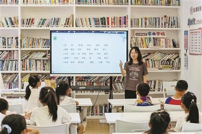 浙理工团队在社区进行手语教学。