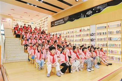 孩子们认真听宣讲。