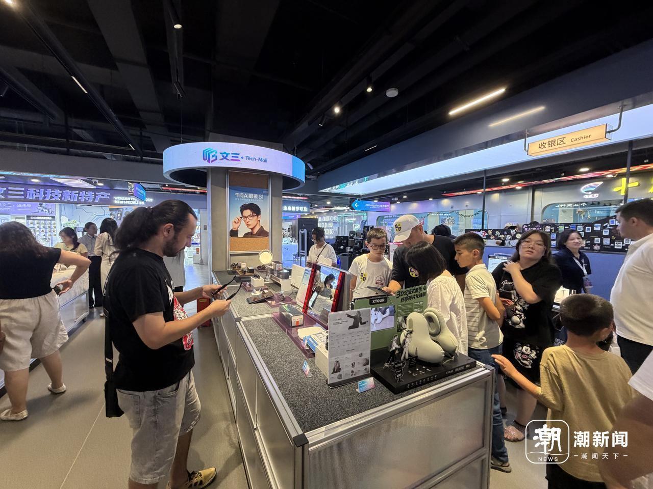 海外游客在文三Tech-Mall选购商品。记者 孙婧宜 摄