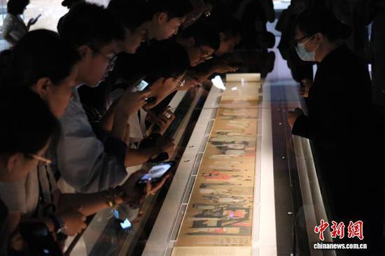 Visitors admire The Night Revels of Han Xizaiin Hangzhou on August 22, 2026. (Photo: China News Service/Cao Dan) HZ5.jpg