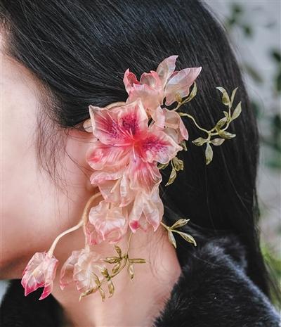 用皮造花技艺制成的杜鹃百合三角梅耳挂。