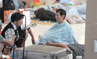 8月27日,群众在浙江台州玉环市实验初级中学(乌岩校区)避灾安置点休息。据新华社