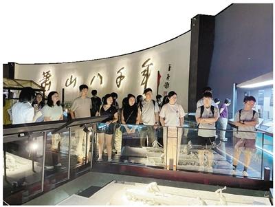 参会青年学者参观跨湖桥遗址博物馆。 萧山国际人才俱乐部供图