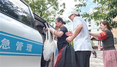 昨天,在临安区天目山镇告岭村,党员干部协助转移当地群众和游客。据新华社