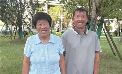 陈大伯和老伴来到杭州帮忙带孙子 记者 邱婵姝 摄