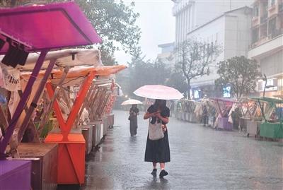 昨天武林夜市摊位搭建复原 记者 江玥 摄