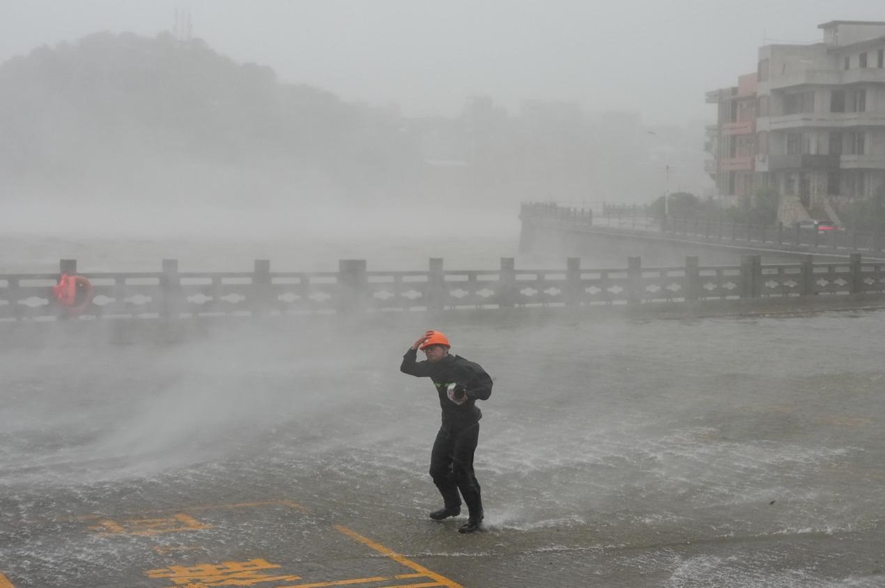 “白海豚”中心8月9日在浙江台州玉环坎门登陆,这是当日在坎门街道东沙社区拍摄的风雨交加的情景。(新华社记者 黄宗治摄)