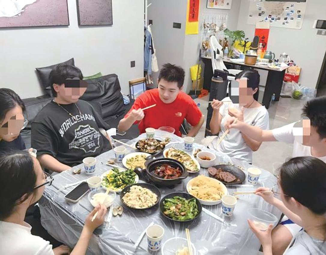 8月21日,网友“好好吃饭”在社交平台挑战100个人去家里吃饭,在发帖的简介中说:“挑战100个陌生人来家里吃饭,一口家常饭,几个新朋友,在陌生的城市里,几个新朋友。”