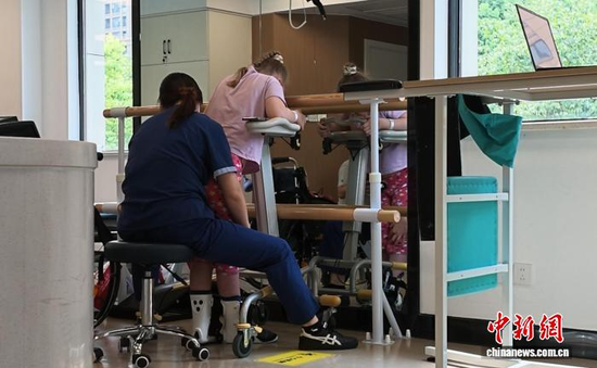 Vera undergoes rehabilitation training under the guidance of a therapist. (Photo: China News Service/Zhang Yuhuan) HZ9.png