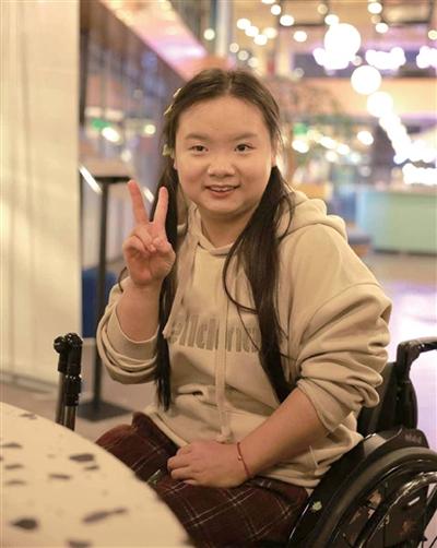 昨天是轮椅姑娘赵津易来杭州第一天上班,公司派给她的师傅带她熟悉了工作场地,21岁,被残疾禁锢了双腿但依然热爱生活,面对未来充满期待。