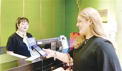墨西哥姑娘Andrea体验2分钟“一键退税”