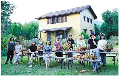 新老村民在青山自然学校学习插花。青山村供图