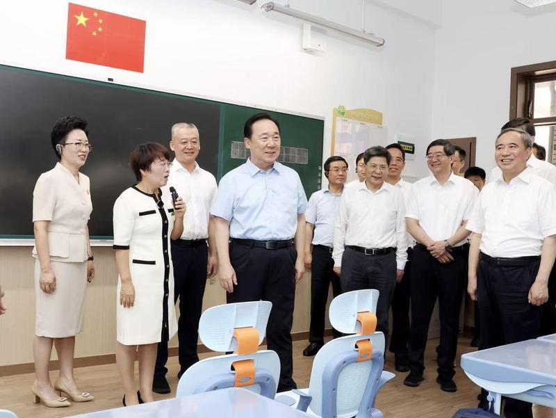 9月17日下午,省委书记王浩带队到舟山第二小学北校区考察,了解学校在聚焦“小切口、大民生”,推动教育资源优质均衡的创新做法和成效。潮新闻记者 魏志阳 摄
