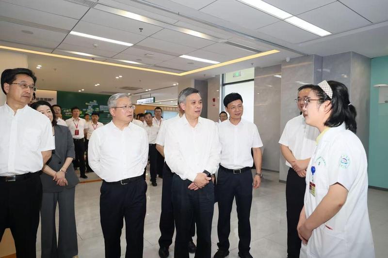 9月17日下午,省委副书记、省长刘捷带队在舟山市临城街道社区卫生服务中心考察。 潮新闻记者 陆乐 摄