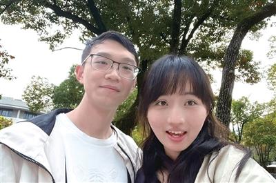 “不跷二郎腿”团队成员朱向阳(左)和佘杨露(右)