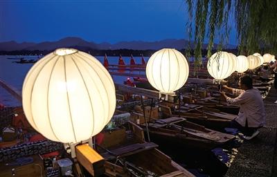 中秋佳节,市民、游客乘坐“月亮船”泛舟西湖赏月观景。记者 陈中秋 摄