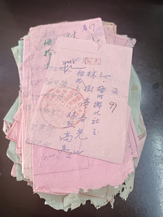 2026年9月10日上午,汕头市民最新捐赠的37封“侨批”。汕头市侨批文物馆供图