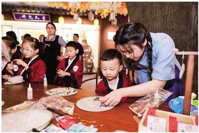 大学生带领小学生体验传统文化。学生团队供图