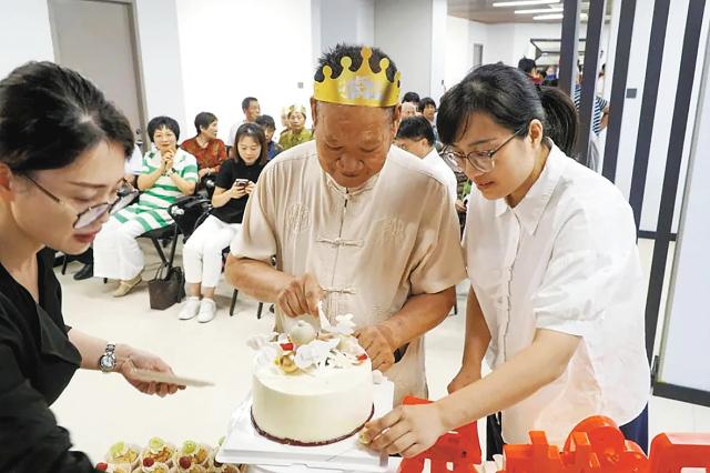 富阳区灵桥镇居家养老服务中心工作人员为老人过生日